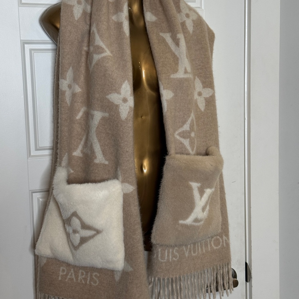 Louis Vuitton Beige and White Scarf
